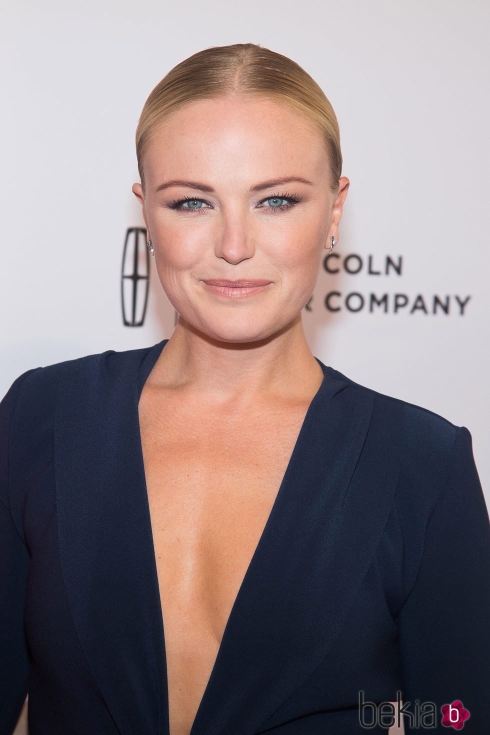 Malin Akerman con el pelo recogido y raya al medio