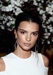 Emily Ratajkowski en alice + olivia By Stacey Bendet And Neiman Marcus
