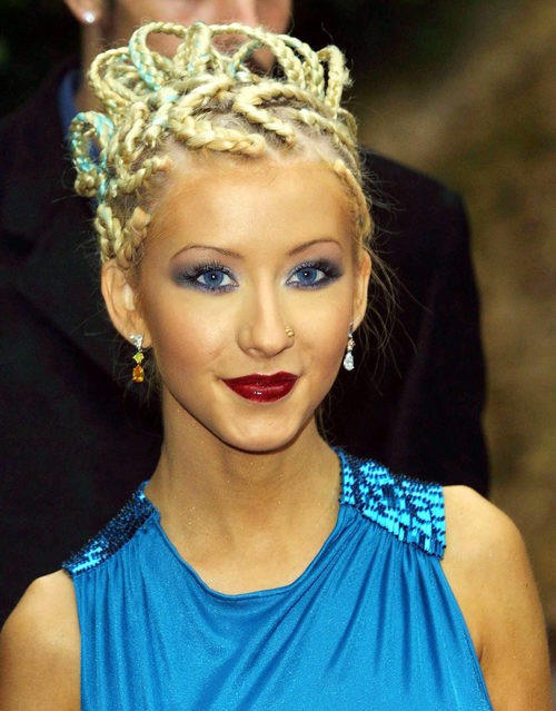 Christina Aguilera con moño de trenzas de raíz