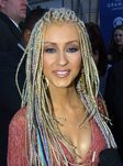 Christina Aguilera con trenzas de Whoopie Goldberg