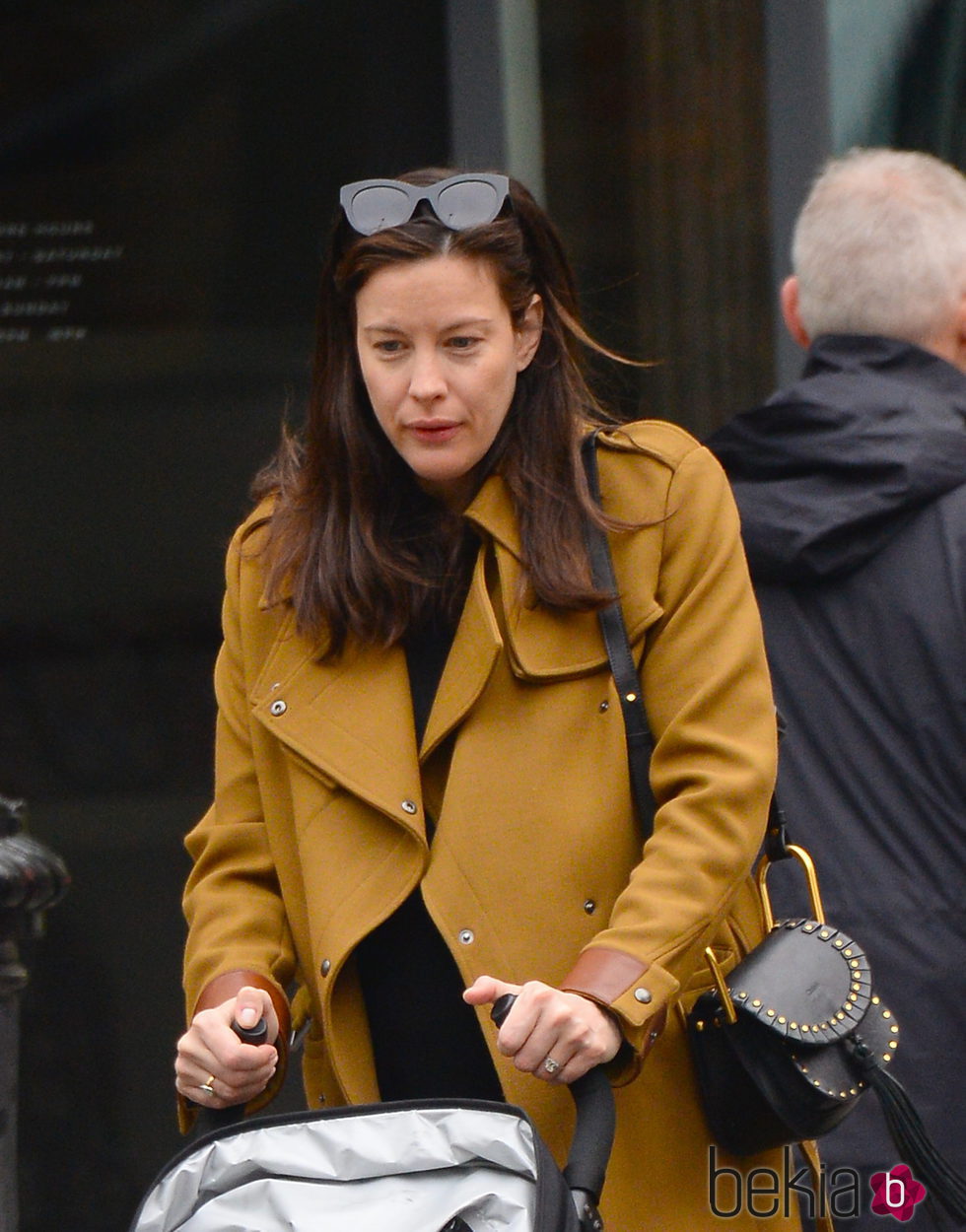 Liv Tyler paseando con su bebé en Nueva York