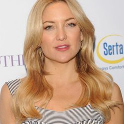 Kate Hudson con maquillaje claro y cabello suelto en Mamarazzi Screening Of 'Mother's Day'