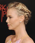 Charlize Theron con un recogido trenzado