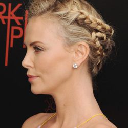 Charlize Theron con un recogido trenzado