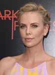 Charlize Theron con un recogido trenzado en Los Ángeles