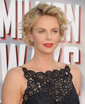 Charlize Theron con un corte bob y ondas surferas