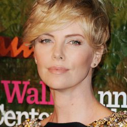 Charlize Theron con el cabello corto y fleco media onda ladeado