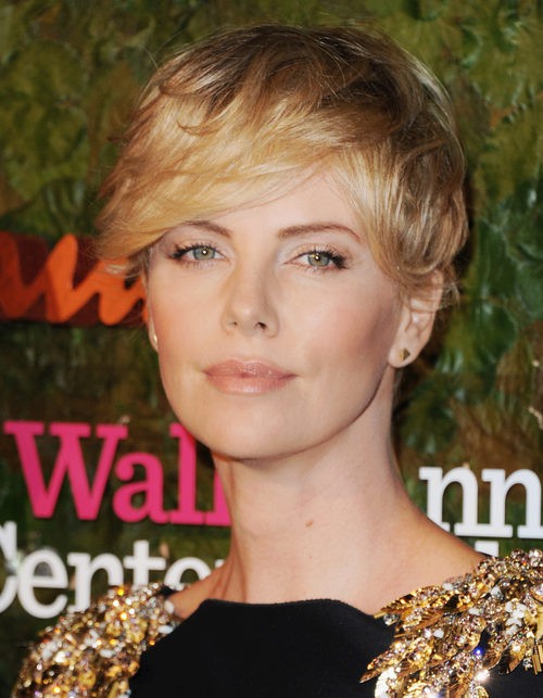 Charlize Theron con el cabello corto y fleco media onda ladeado