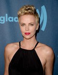 Charlize Theron con pelo corto y tupé