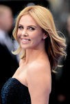 Charlize Theron corte long bob con ondas
