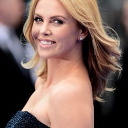 Charlize Theron corte long bob con ondas
