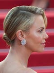 Charlize Theron con moño bajo y fleco ladeado