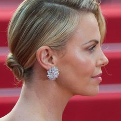 Charlize Theron con moño bajo y fleco ladeado