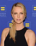 Charlize Theron con coleta ladeada desenfadada
