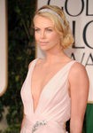 Charlize Theron con moño ladeado ondulado y diadema de diamantes