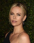 Charlize Theron con moño trenzado bajo e hilo de fleco suelto