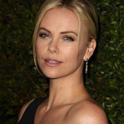 Charlize Theron con moño trenzado bajo e hilo de fleco suelto