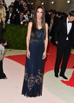 Katie Holmes con una melena lisa XXL en la Gala del MET 2016