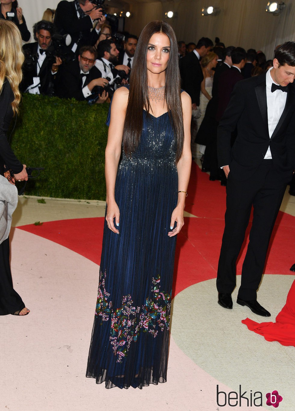 Katie Holmes con una melena lisa XXL en la Gala del MET 2016
