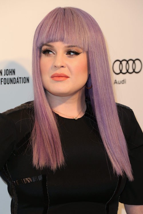 Kelly Osbourne con un corte de media melena y flequillo recto