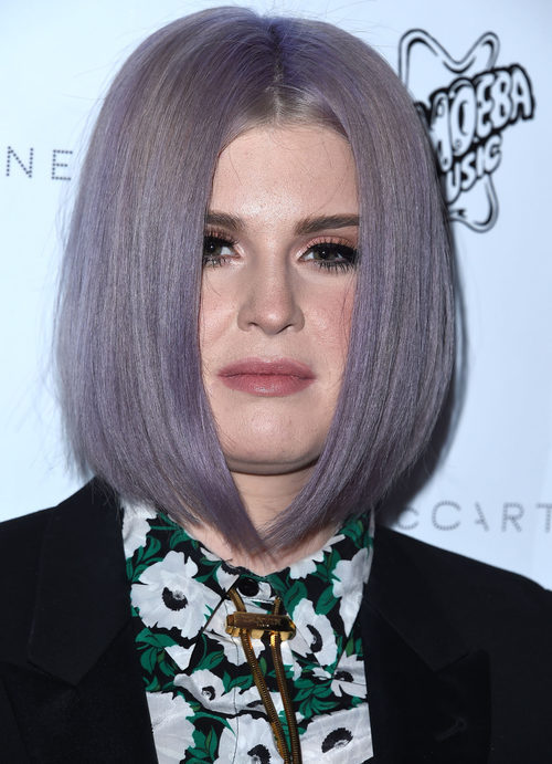 Kelly Osbourne con un corte de pelo bob en pico