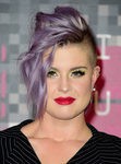 Kelly Osbourne con cresta de pelo largo ladeada 