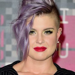 Kelly Osbourne con cresta de pelo largo ladeada 