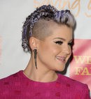 Kelly Osbourne con laterales rapados y peinado trenzado con imperdibles 