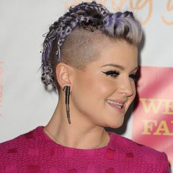 Kelly Osbourne con laterales rapados y peinado trenzado con imperdibles 