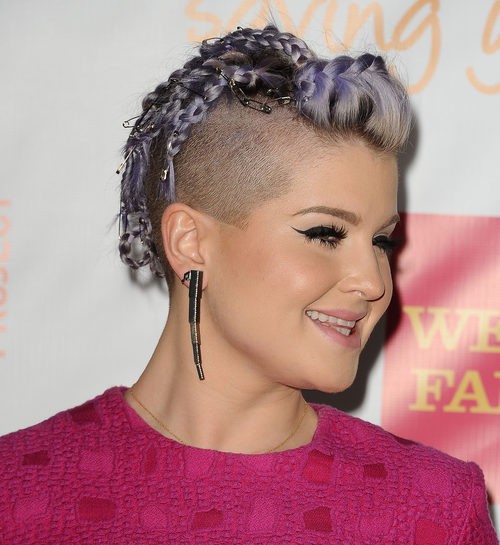 Kelly Osbourne con laterales rapados y peinado trenzado con imperdibles 
