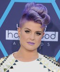 Kelly Osbourne con laterales rapados y cresta con ondas