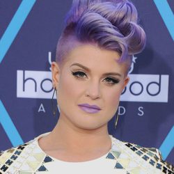 Kelly Osbourne con laterales rapados y cresta con ondas