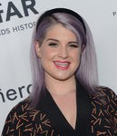 Kelly Osbourne con pelo liso y diadema de terciopelo en negro