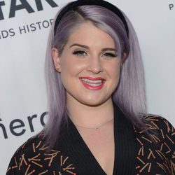Kelly Osbourne con pelo liso y diadema de terciopelo en negro