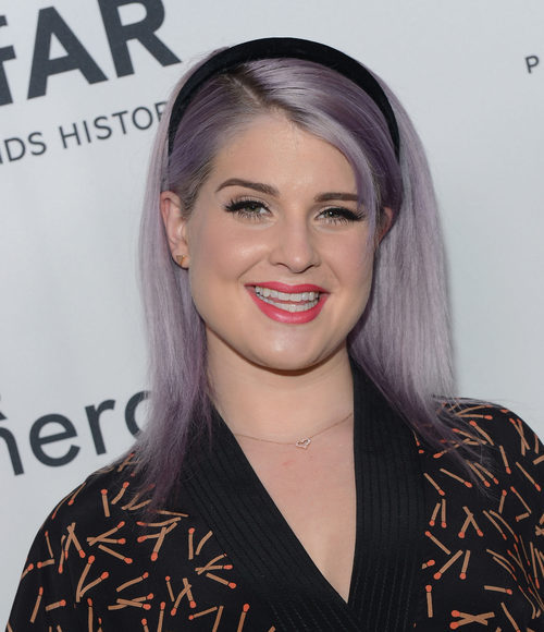 Kelly Osbourne con pelo liso y diadema de terciopelo en negro