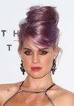 Kelly Osbourne con un moño en tubo ascendente 