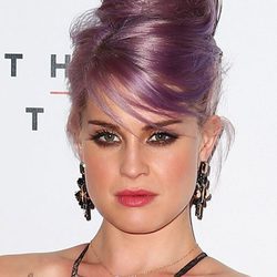 Kelly Osbourne con un moño en tubo ascendente 