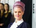 Kelly Osbourne con un moño abombado con volumen y una diadema rockera