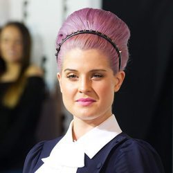 Kelly Osbourne con un moño abombado con volumen y una diadema rockera