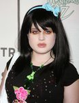 Kelly Osbourne melena midi en negro y diadema con lazo en celeste