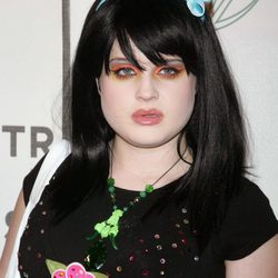 Kelly Osbourne melena midi en negro y diadema con lazo en celeste