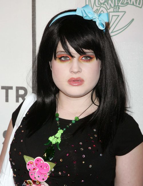 Kelly Osbourne melena midi en negro y diadema con lazo en celeste
