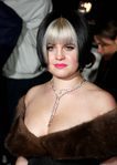 Kelly Osbourne con corte bob en tono negro y flequillo decolorizado