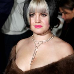 Kelly Osbourne con corte bob en tono negro y flequillo decolorizado