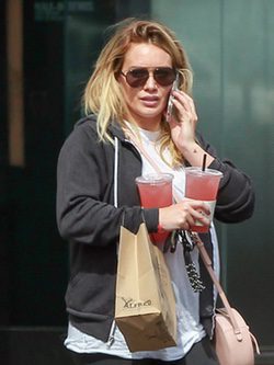 Hilary Duff caminando en California
