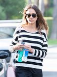 Jessica Alba pasea por Beverly Hills 