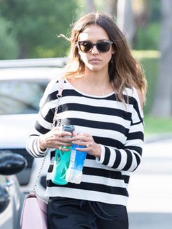 Jessica Alba pasea por Beverly Hills 
