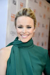 Rachel McAdams con un recogido en tubo ascendente