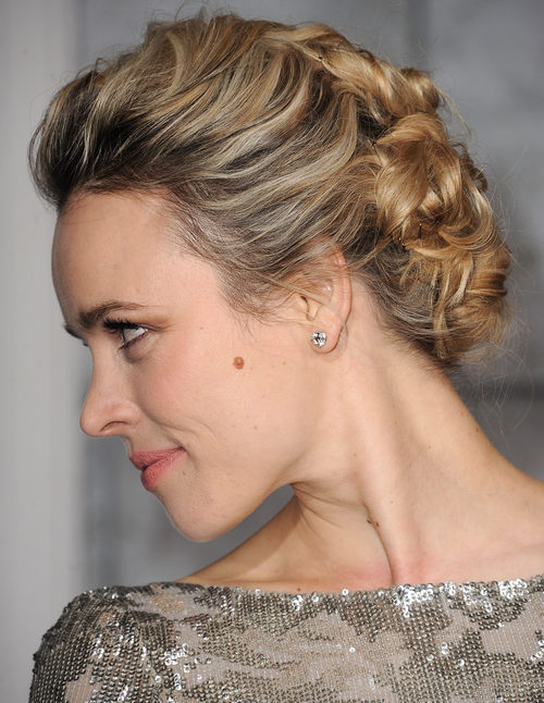 Rachel McAdams con un recogido lazado y parte superior abombada