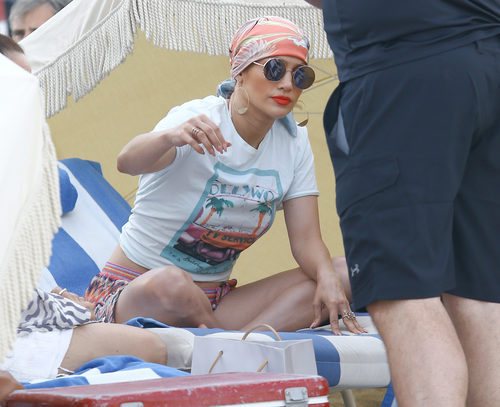 Jennifer Lopez se pasa con el colorete durante una jornada de playa en Miami